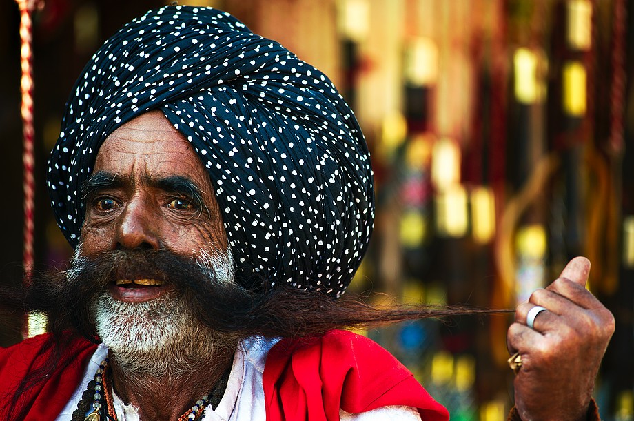Mężczyzna chwali się swoim wąsem (Pushkar Camel Fair)